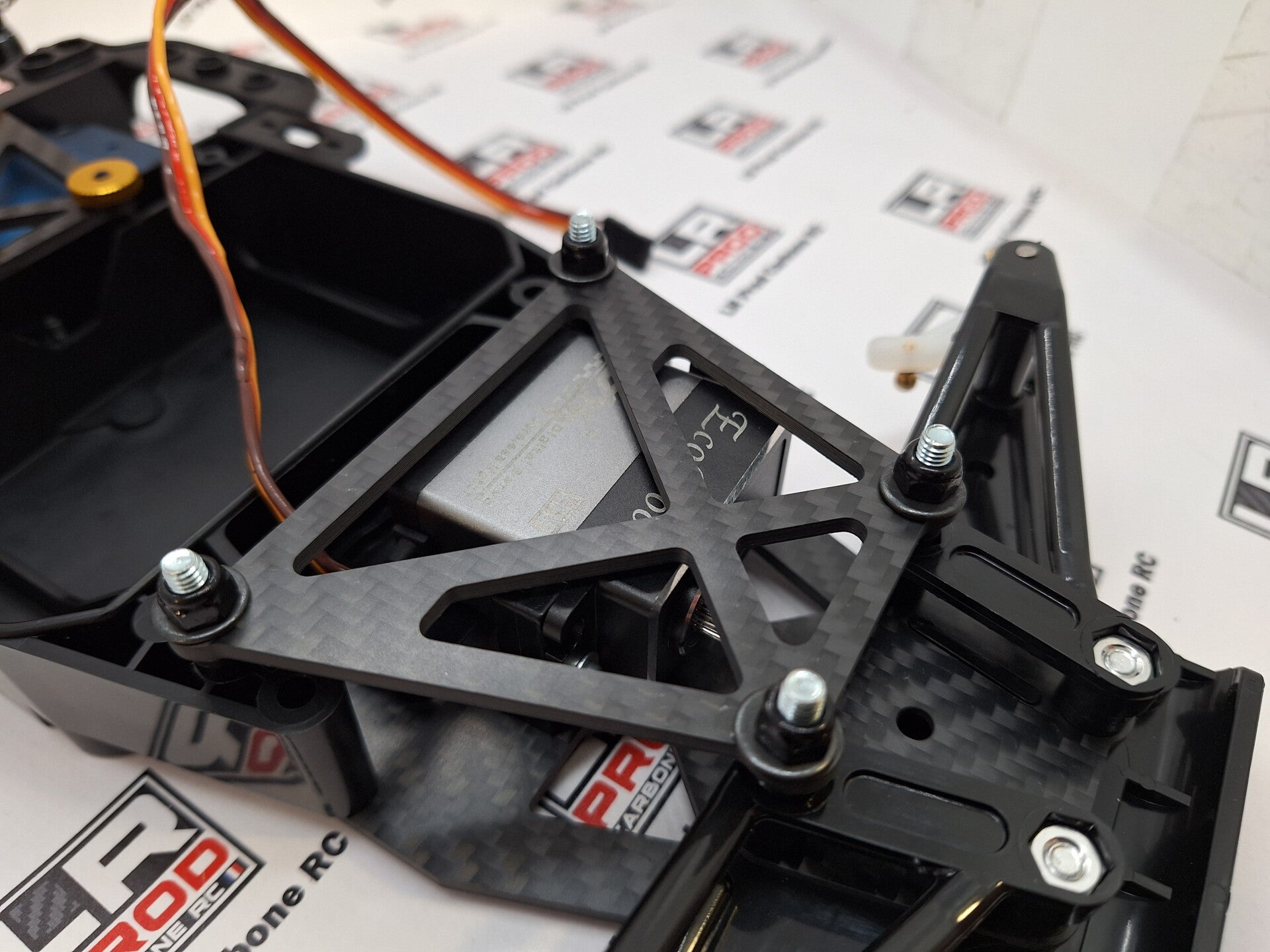 Platine supérieure avant carbone 2,5mm et visseries   (Tamiya groupe C)