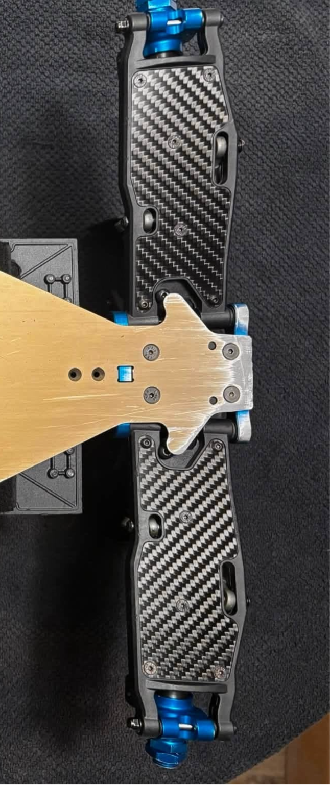 Renforts triangles arrieres RC8T3,2 carbone 2,5mm