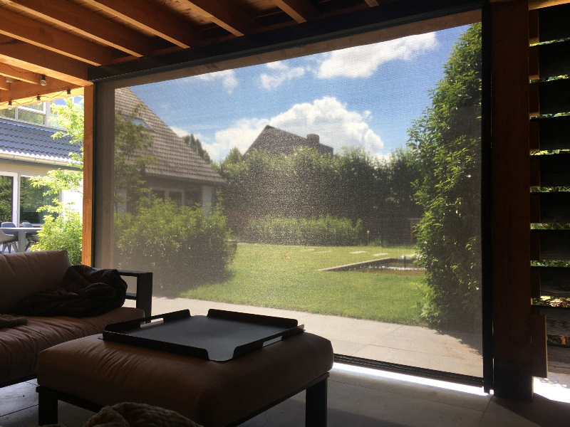 Zicht vanuit een tuinoverkapping