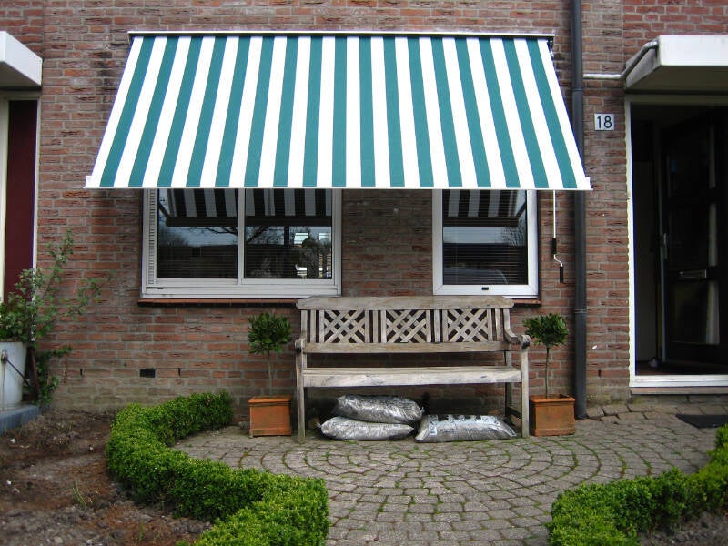 Stevige buitenzowering met een uitvalscherm