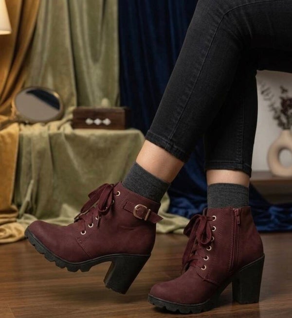 Stylische Schnür-Boots in Bordeaux