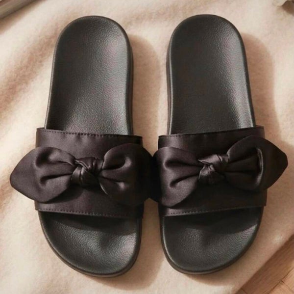 Elegante Pantoletten mit Satinschleife in Schwarz – Gr. 36