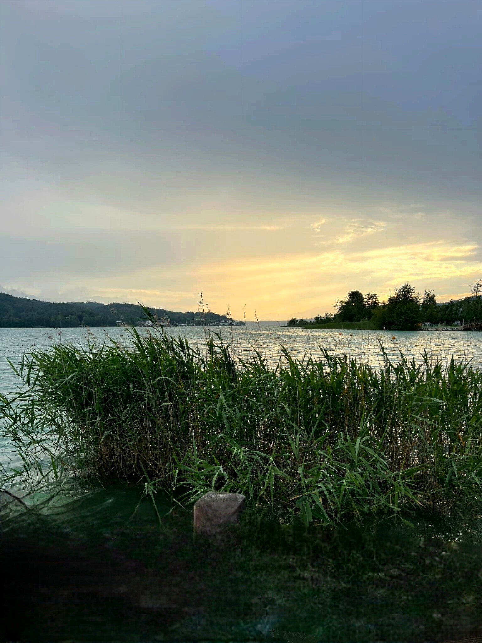 Sonnenuntergang an einem See, symbolisiert Loslassen und Erdung.