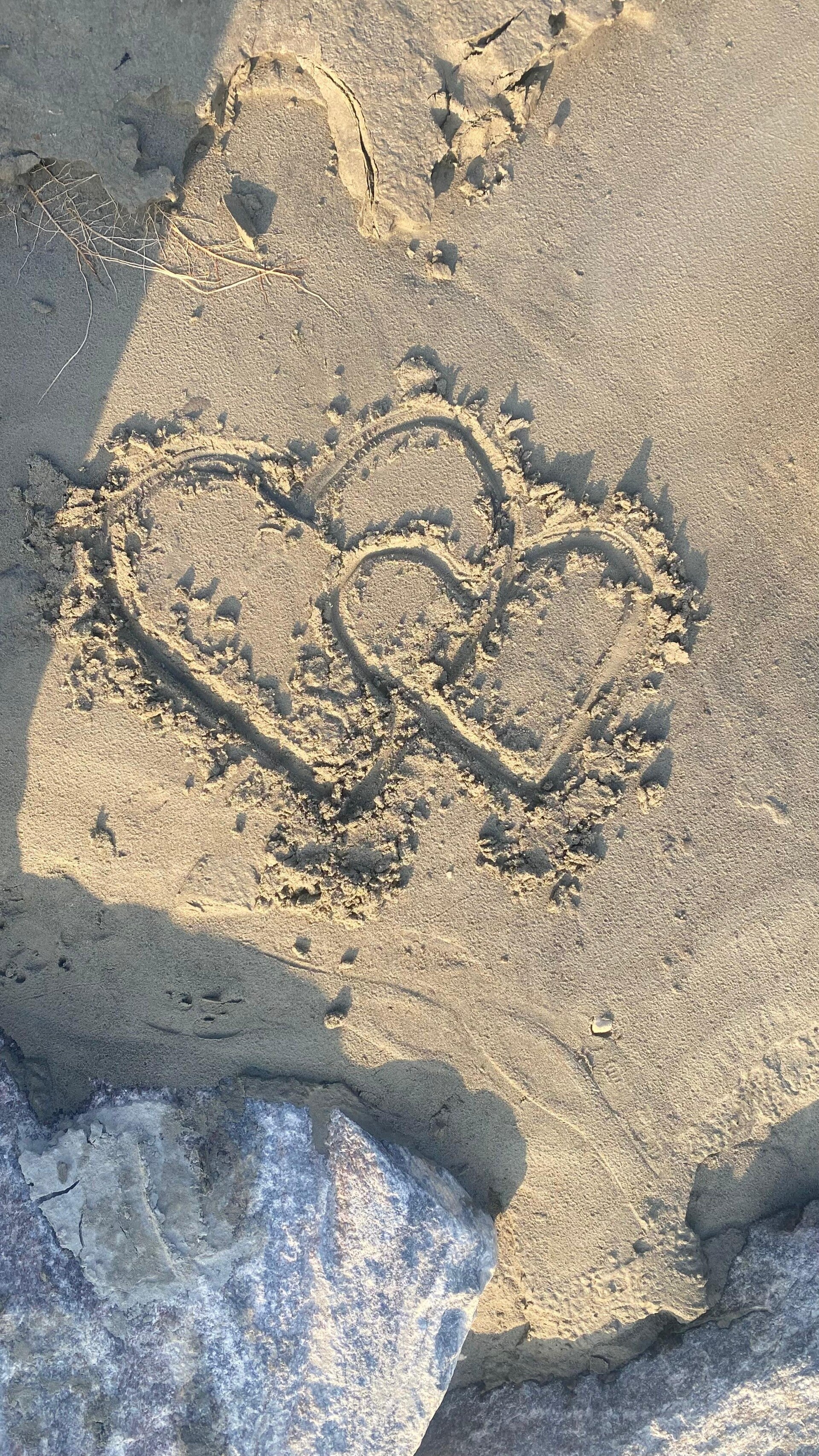 Herz im Sand symbolisiert Heilung und persönliche Transformation.