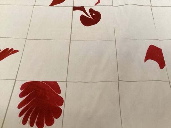 T0024 FOND BLANC BLANC LIGNE CARREAUX ET FLEURS ROUGES