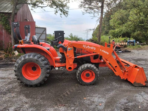 Kubota l3301 with Kubota la525 loader with quick attach and bucket