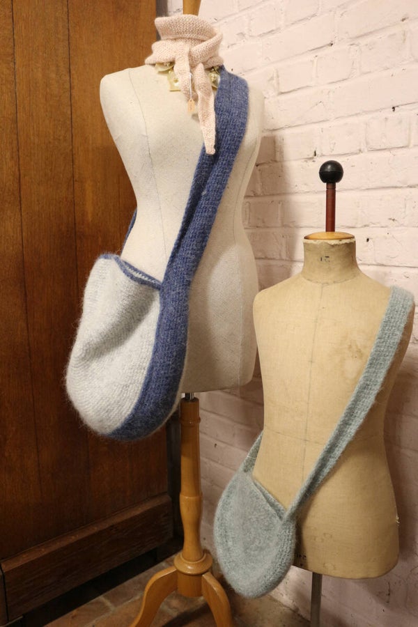 Grijze cross-over tas met blauw accent.