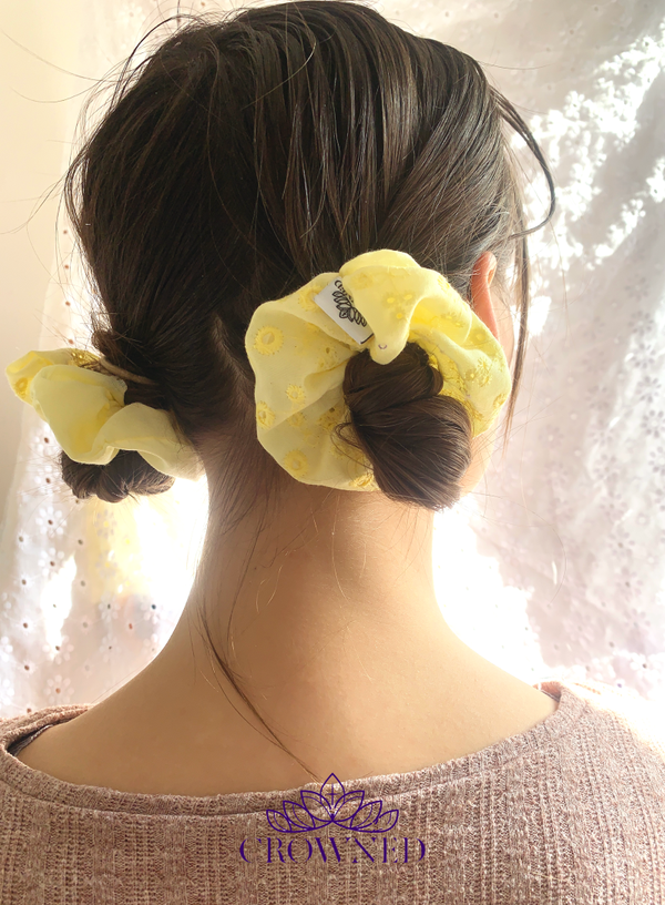 Mini scrunchies met christelijk kruisjes bedel