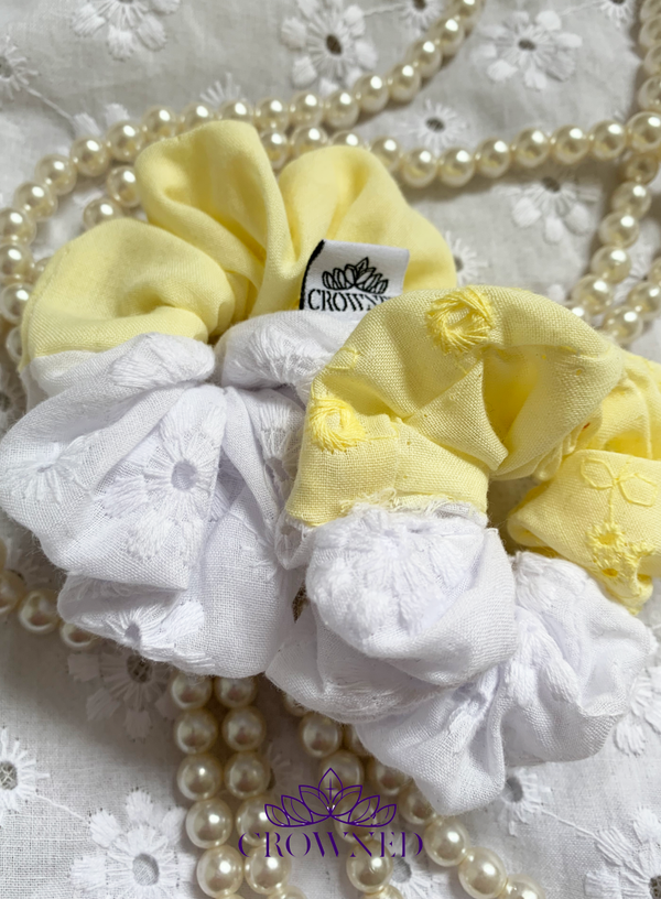 Mini scrunchies gele en witte broderie bloemetjes stof