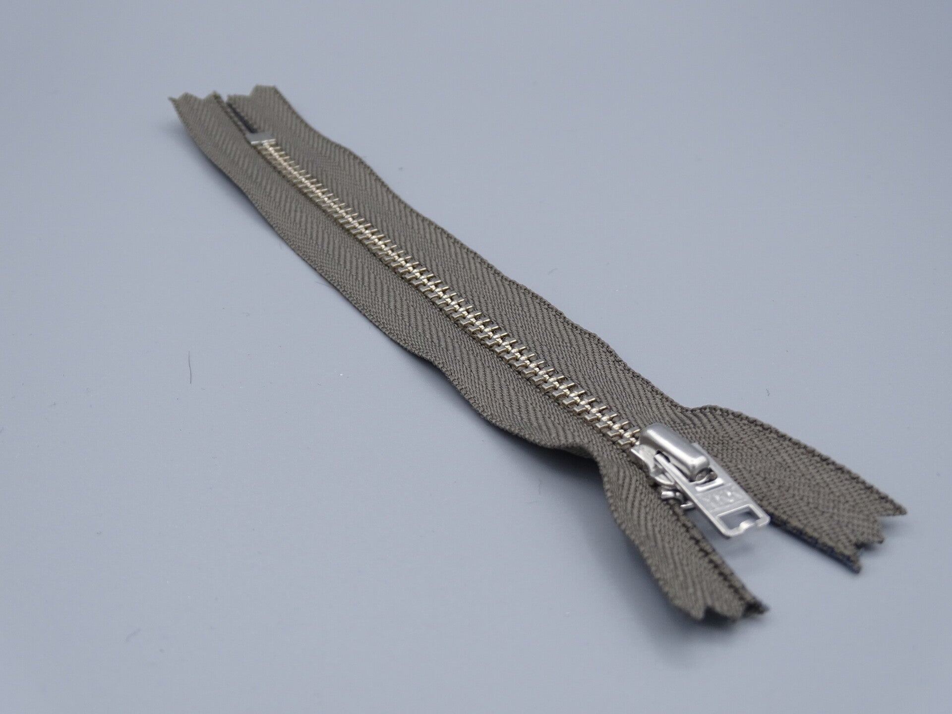 Metalen rits donker kaki 13cm