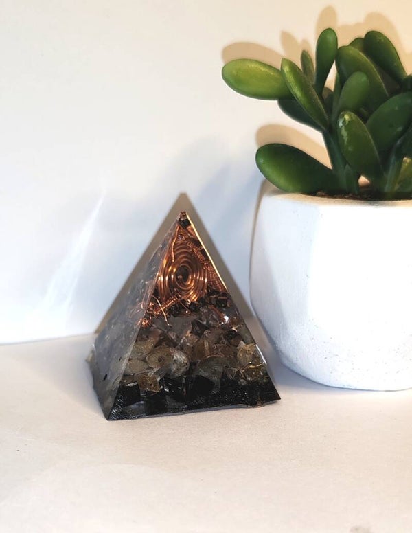 Orgonite pyramide labradorite 6 cm