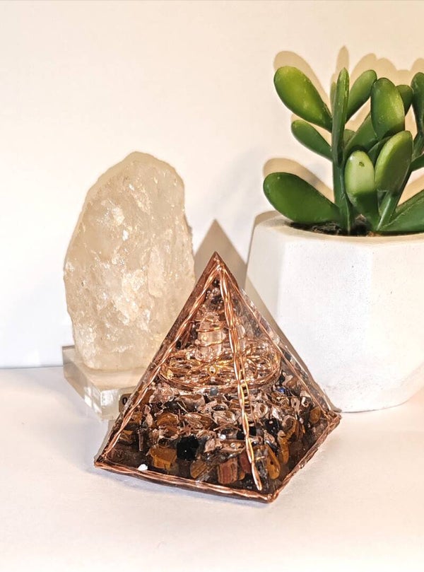 Orgonite pyramide cuivre et Œil de tigre 6.5cm