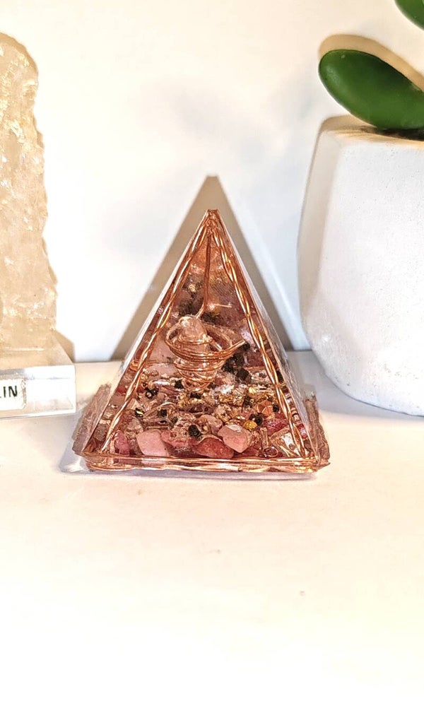 Orgonite pyramide cuivre et quartz rose 5cm