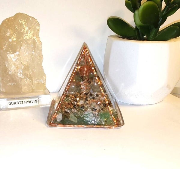 Orgonite pyramide cuivre et Aventurine 6 cm