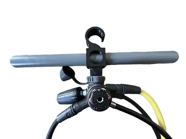 Support-cintre pour détendeur plongée Din + Stab + Combinaison avec tube Pvc