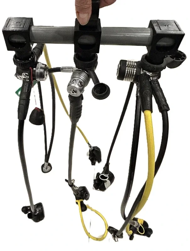 Support 3 détendeurs plongée Din avec tube Pvc "TRIDET"
