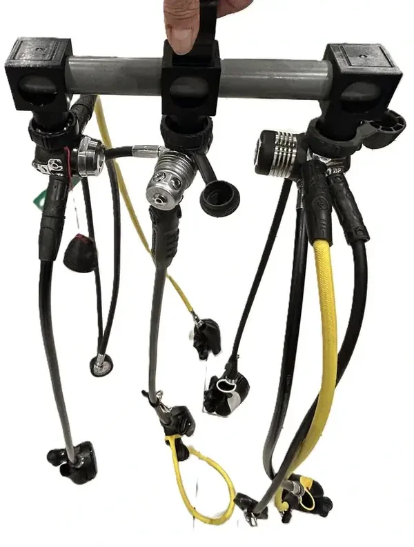Support 3 détendeurs plongée Din avec tube Pvc "TRIDET"