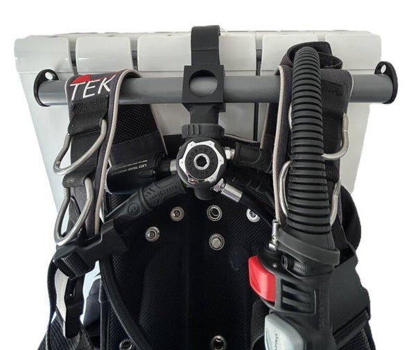 Support-cintre 1 détendeur plongée Din avec tube pvc "MONODET" + Stab + Combinaison