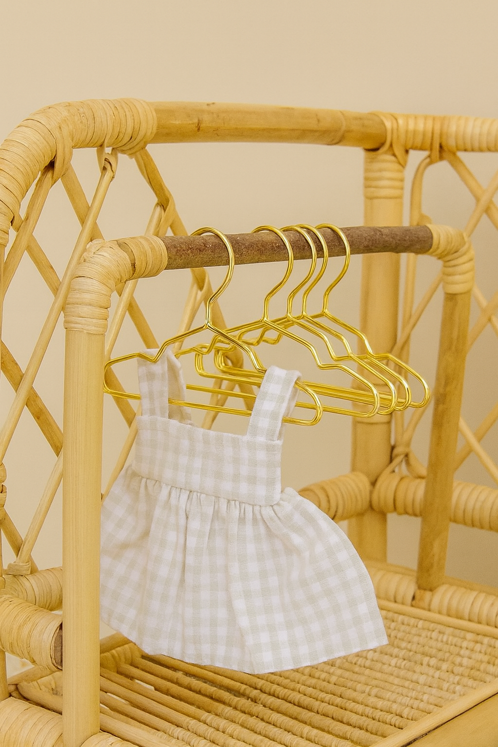 Gouden poppenkleding hangers - 5 stuks
