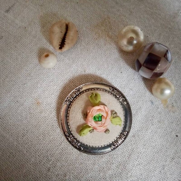 BROCHE-TALISMAN "ROSE DE SATIN" rose au coeur vert tendre