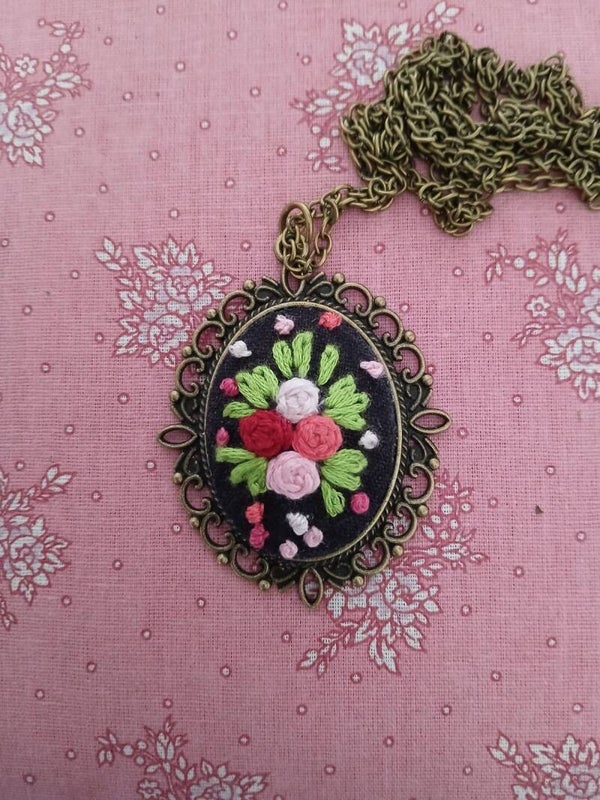 PENDENTIF-TALISMAN "ROSES ROMANTIQUES" BOUQUET DU COEUR
