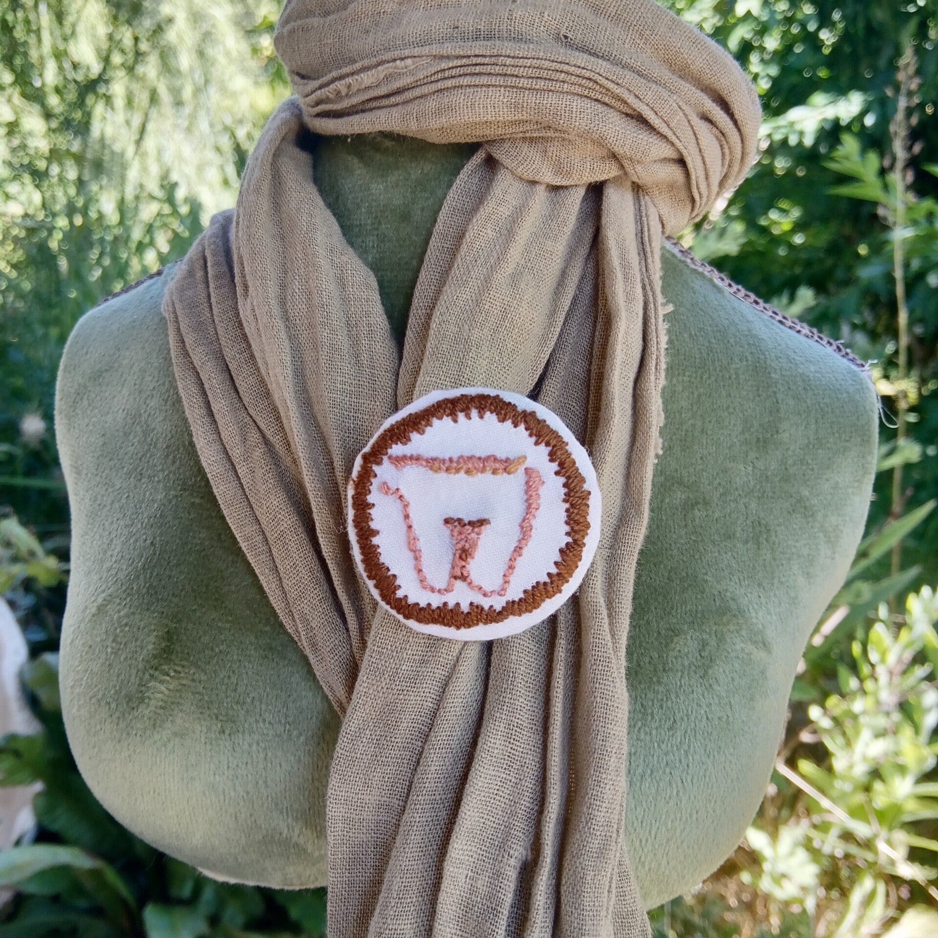 BROCHE-TALISMAN TRIANGLE PUBIEN FONT-DE-GAUME