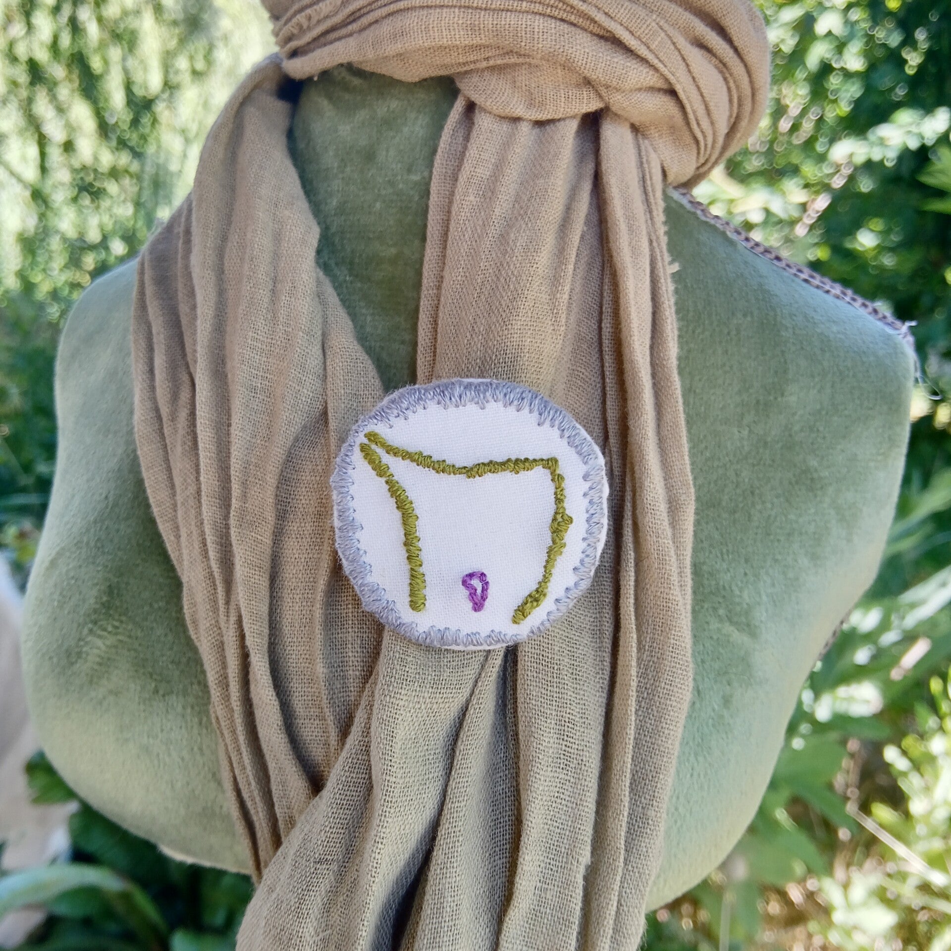 BROCHE-TALISMAN TRIANGLE PUBIEN NIAUX