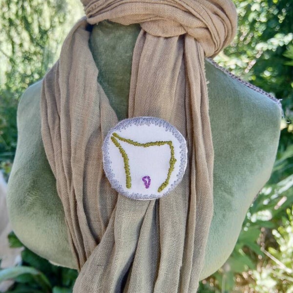 BROCHE-TALISMAN TRIANGLE PUBIEN NIAUX