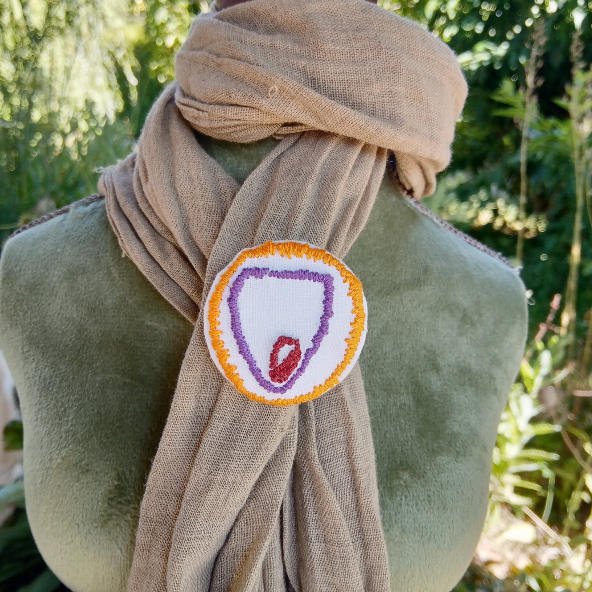 BROCHE-TALISMAN TRIANGLE PUBIEN CHAUVET