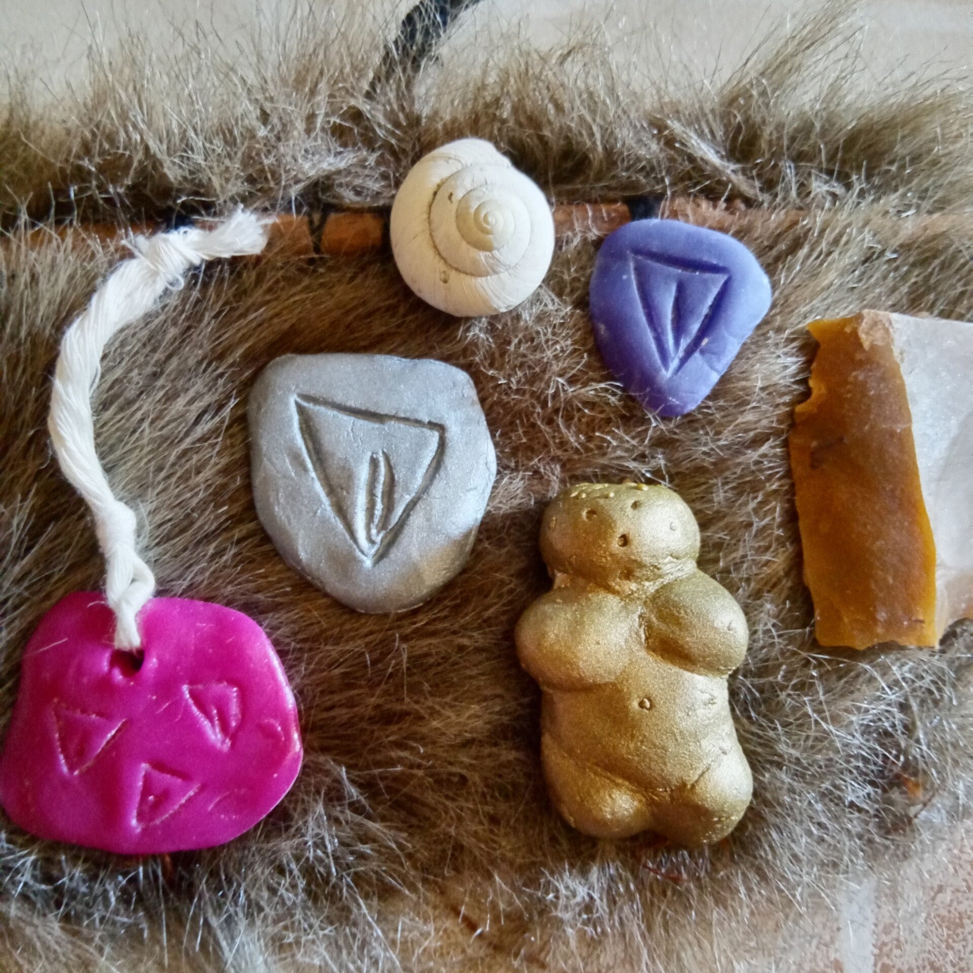 AMULETTES DE LA PREHISTOIRE "LES ORIGINES" dans une bourse textile