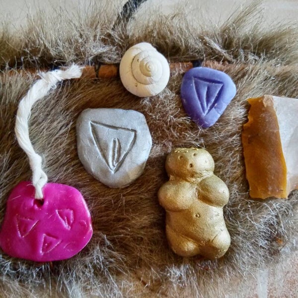 AMULETTES DE LA PREHISTOIRE "LES ORIGINES" dans une bourse textile