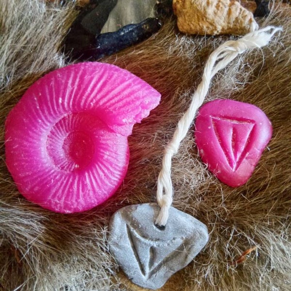 AMULETTES DE LA PREHISTOIRE "L'AMMONITE DES CYCLES" dans une bourse textile