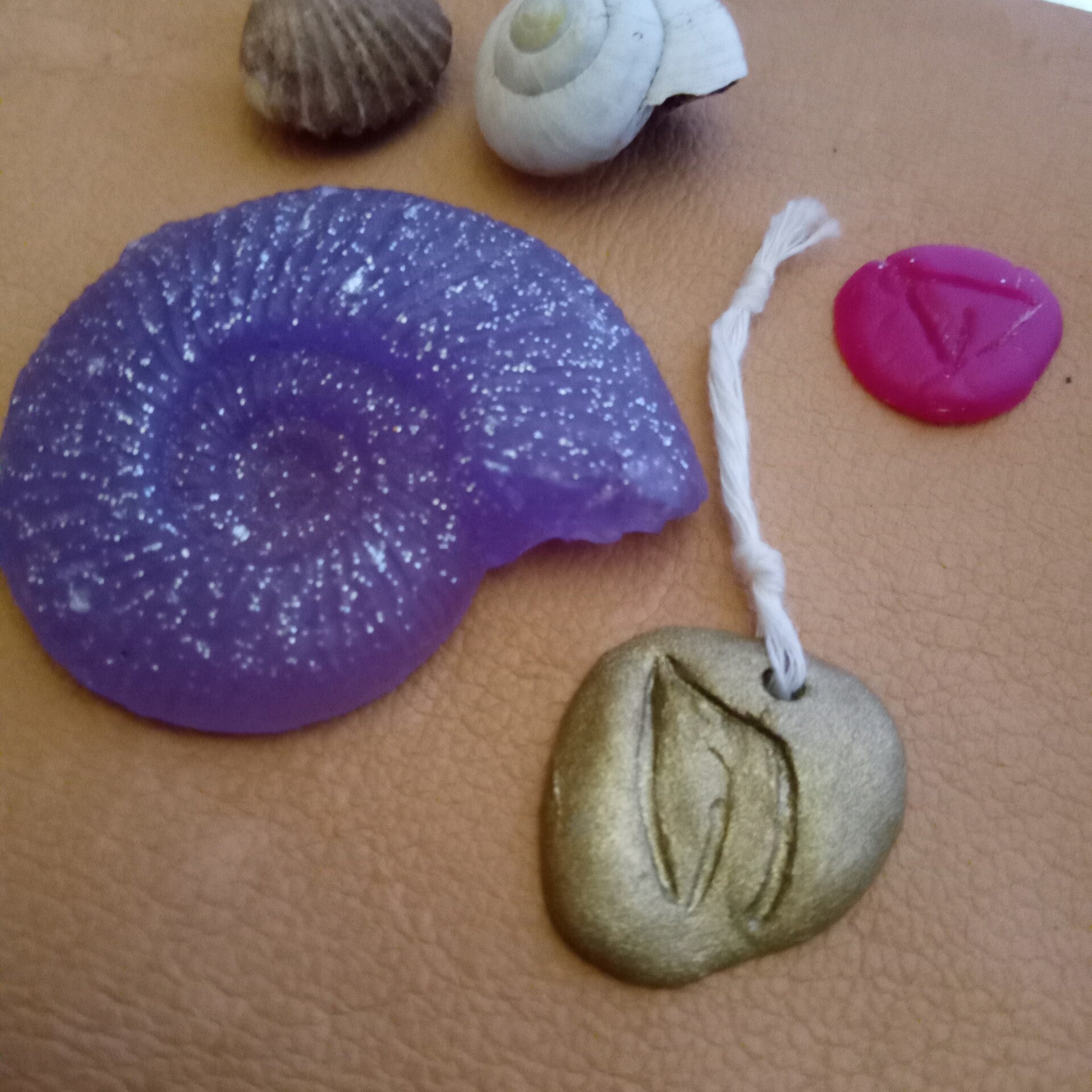 AMULETTES DE LA PREHISTOIRE "L'AMMONITE DES ORIGINES" dans une bourse textile