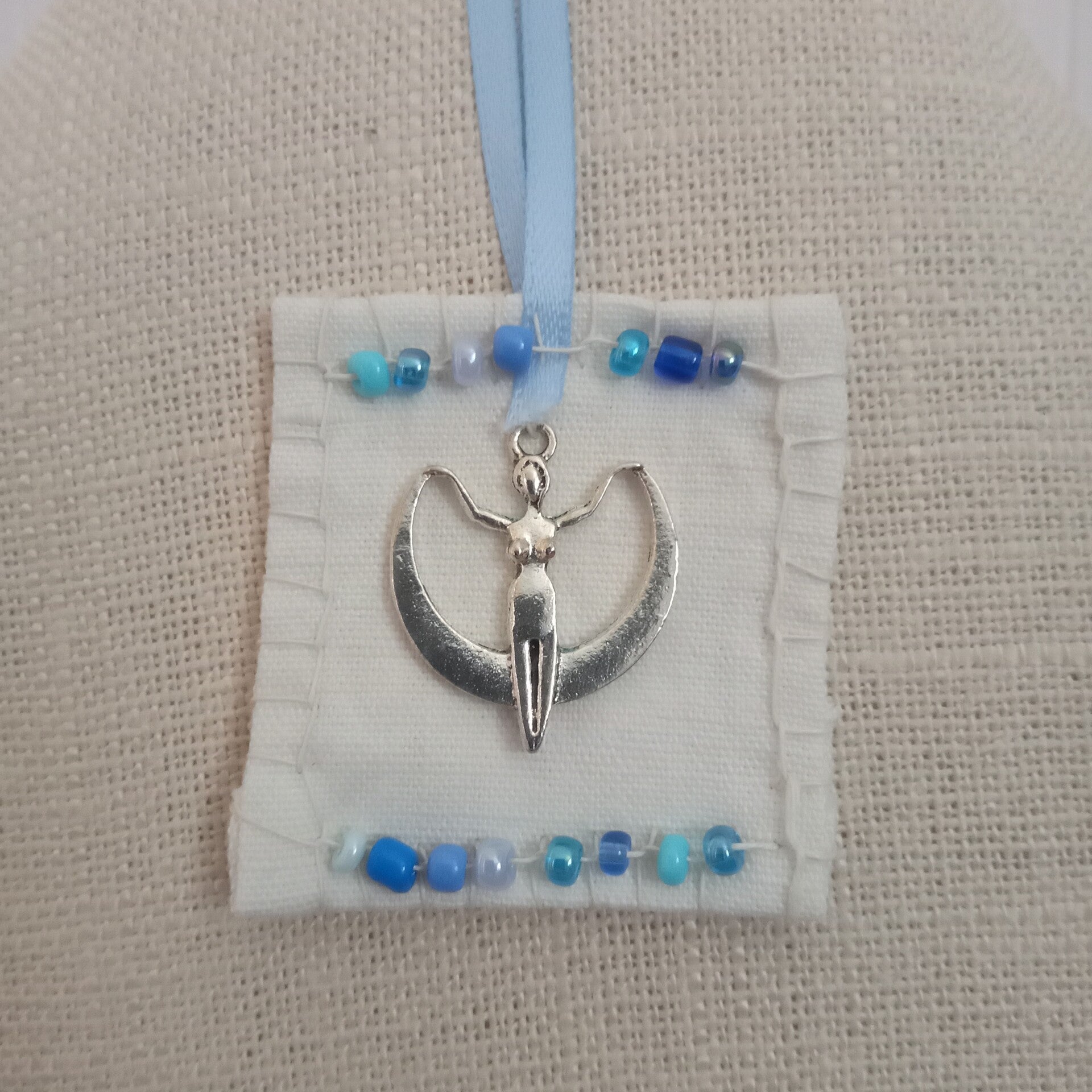 AMULETTE DEESSE PAIENNE "LUNE CELESTE"