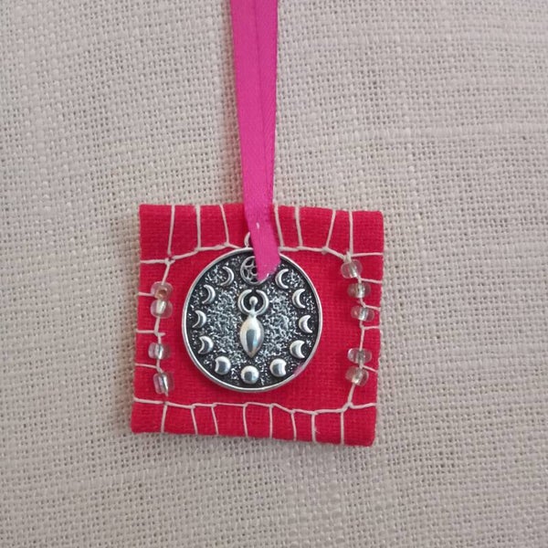 AMULETTE DEESSE PAIENNE "LES CYCLES DE LA LUNE"