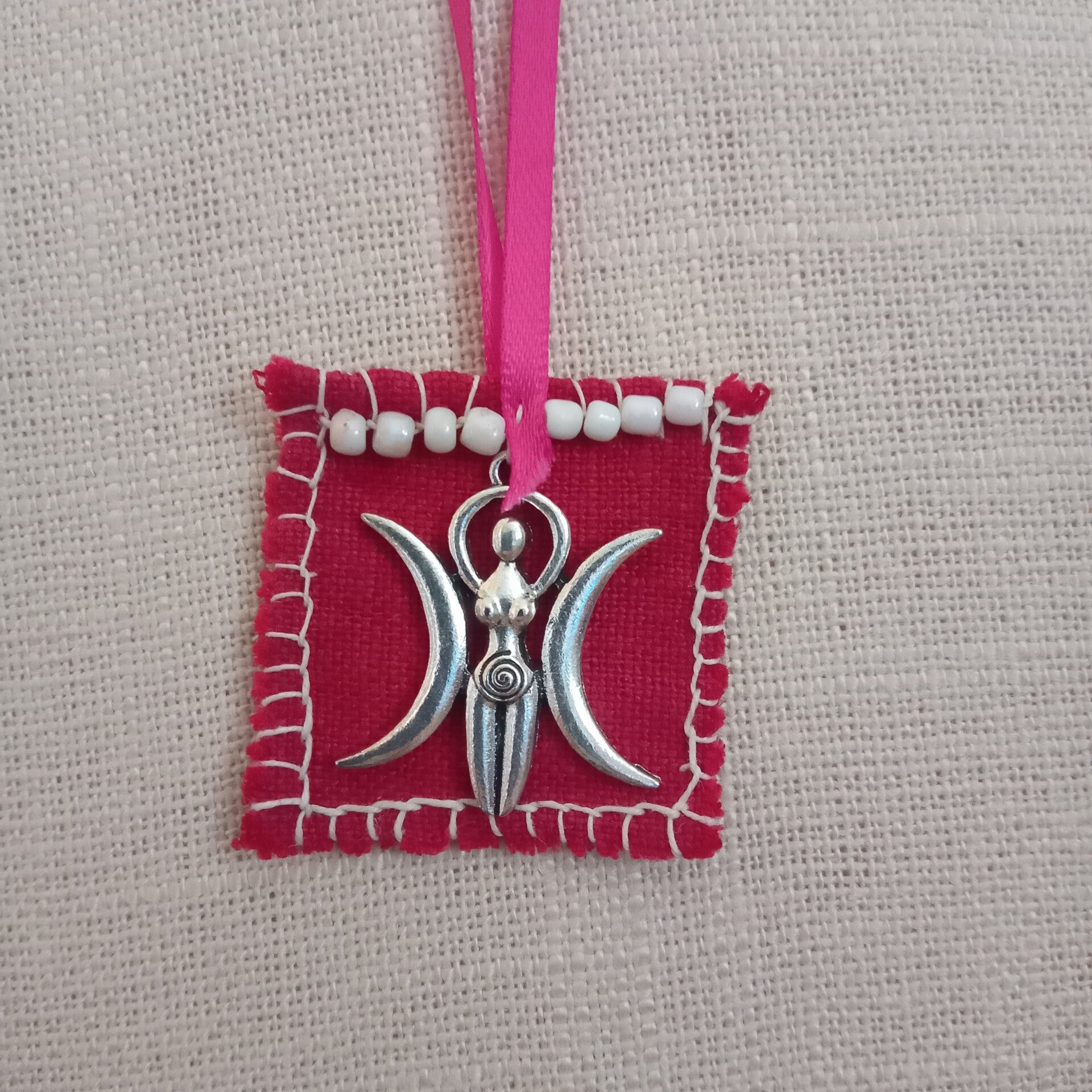 AMULETTE DEESSE PAIENNE "TRIPLE LUNE"