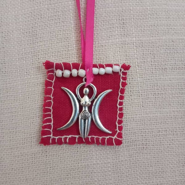 AMULETTE DEESSE PAIENNE "TRIPLE LUNE"