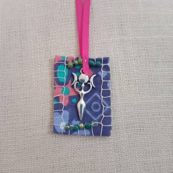 AMULETTE DEESSE PAIENNE DE LA LUNE