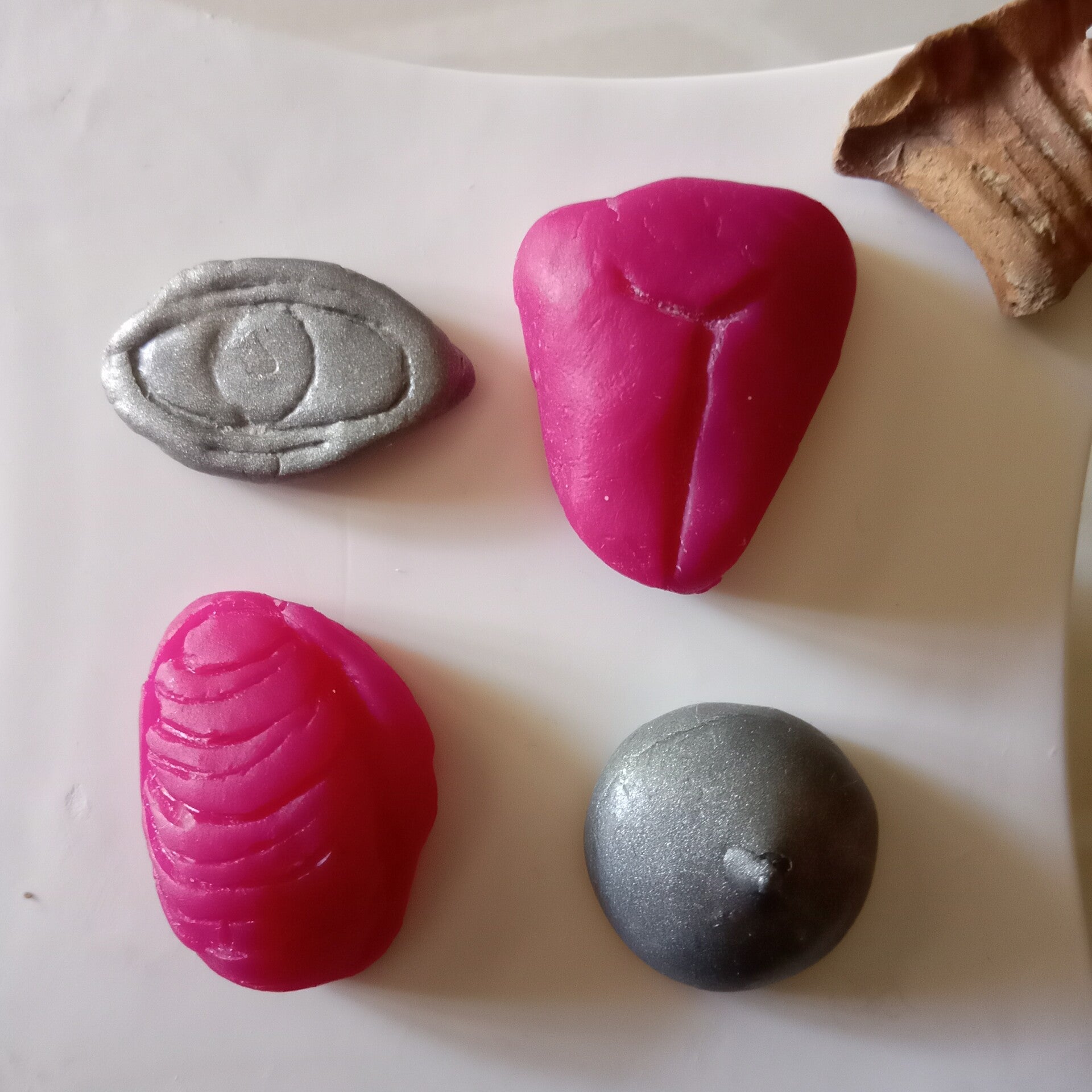 LOT EX-VOTO ROMAIN EN RESINE COLOREE-Les Offrandes du Corps Féminin
