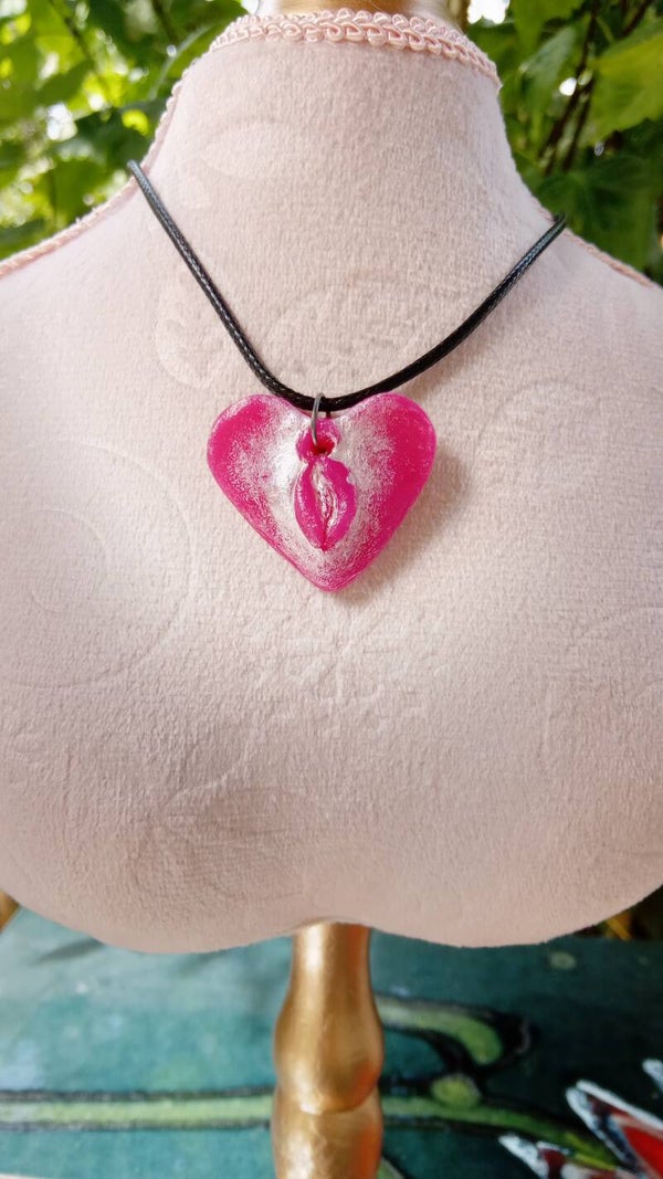 COEUR DE YONI - BIJOU TALISMAN ARTISTIQUE-ROSE PROFOND-