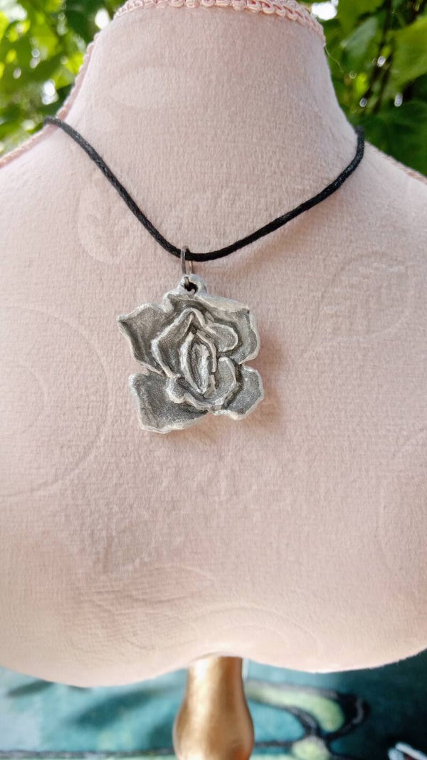 FLEUR DE YONI - BIJOU TALISMAN ARTISTIQUE -ARGENT-