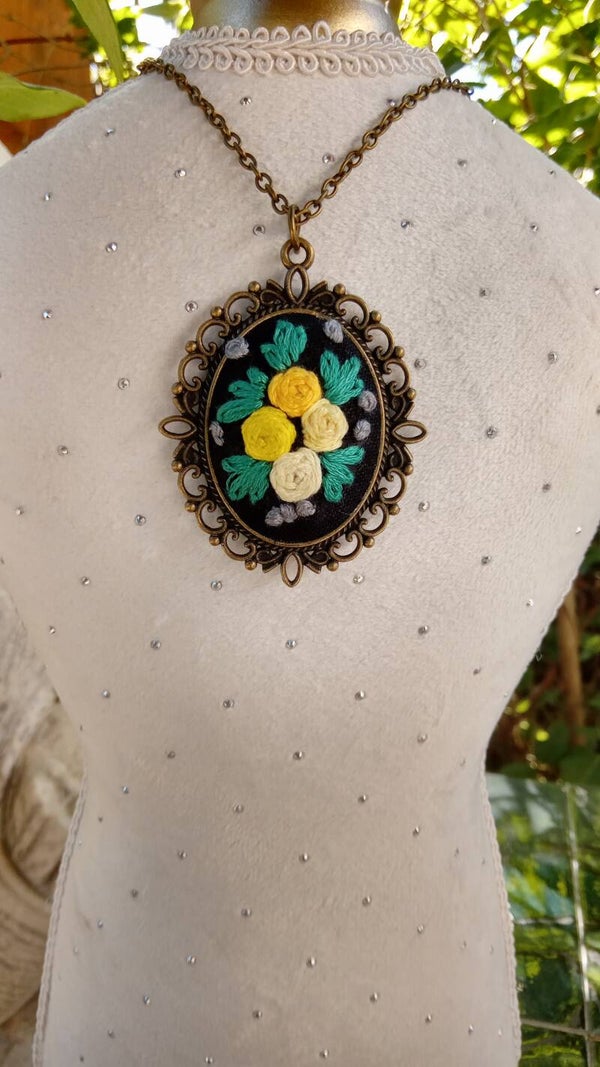 PENDENTIF-TALISMAN "ROSES ROMANTIQUES" BOUQUET SOLAIRE