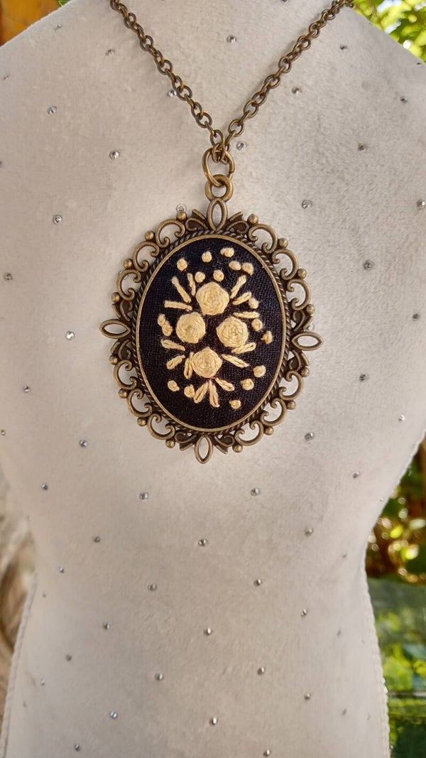 PENDENTIF-TALISMAN "ROSES ROMANTIQUES" BOUQUET DE LUMIERE