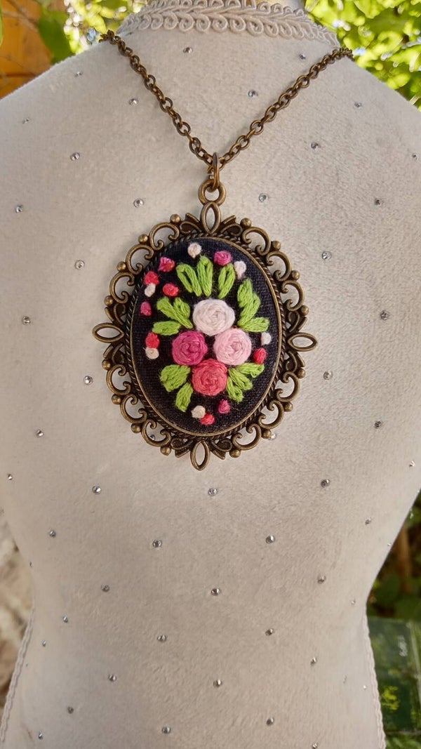PENDENTIF-TALISMAN "ROSES ROMANTIQUES" BOUQUET DU COEUR