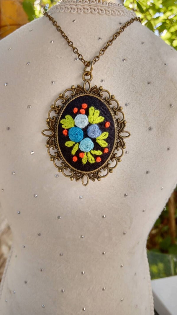 PENDENTIF-TALISMAN "ROSES ROMANTIQUES" BOUQUET DE LUMIERE