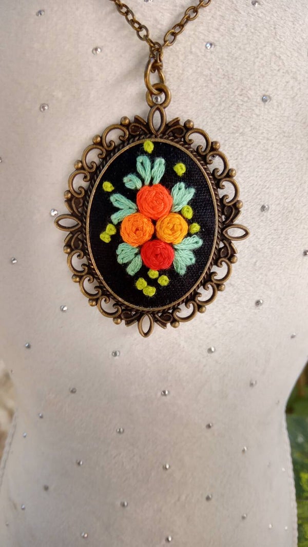 PENDENTIF-TALISMAN "ROSES ROMANTIQUES" BOUQUET DE FEU