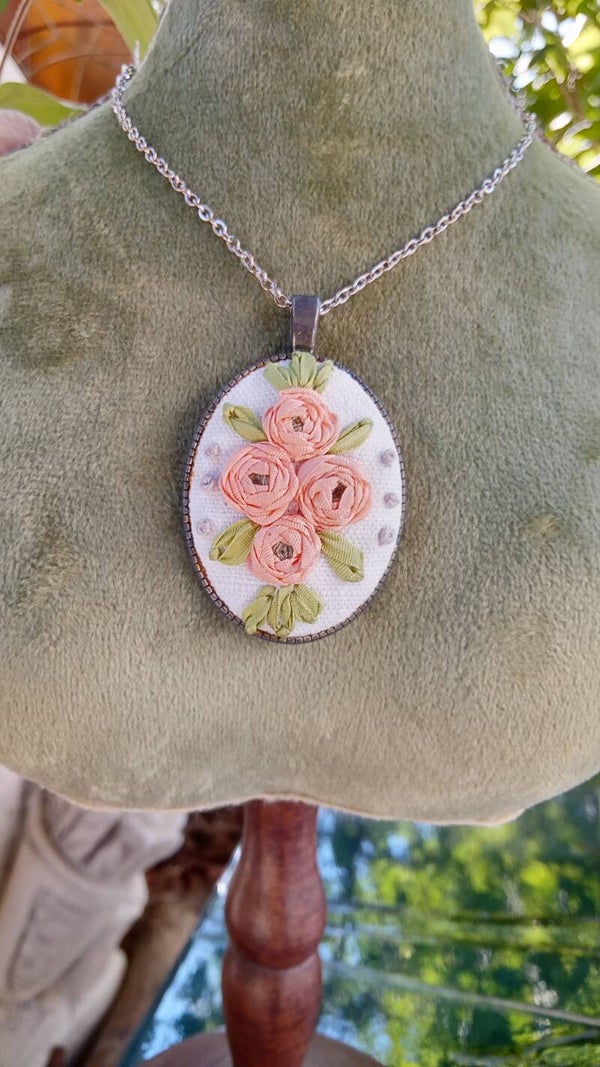 PENDENTIF-TALISMAN "ROSES DE SATIN" La Femme à la Rose