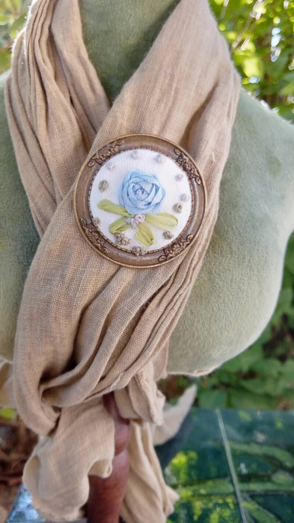 BROCHE-TALISMAN "ROSE DE SATIN" La Rose bleue