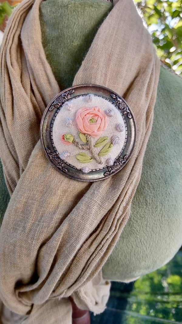 BROCHE-TALISMAN "ROSE DE SATIN" rose sans épines