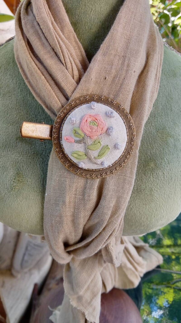 PINCE A FOULARD -TALISMAN "ROSE DE SATIN" rose sans épines